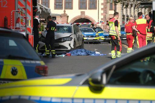 Miembros de los servicios de emergencias trabajan en el lugar de un atropello en el centro de Leipzig, en el este de Alemania, el 4 de mayo de 2026