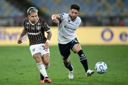 El venezolano Yeferson Soteldo, de Fluminense, y Ezequiel Bonifacio, de Independiente Rivadavia, disputan el balón durante un partido de la Copa Libertadores jugado en el estadio Maracaná en Rio de Janeiro el 11 de agosto de 2026 *** Translated with www.DeepL.com/Translator (free version) ***