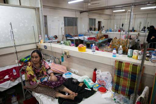 Niños reciben tratamiento contra el sarampión en el Hospital e Instituto Shishu de Bangladés, en Daca, el 3 de septiembre de 2026