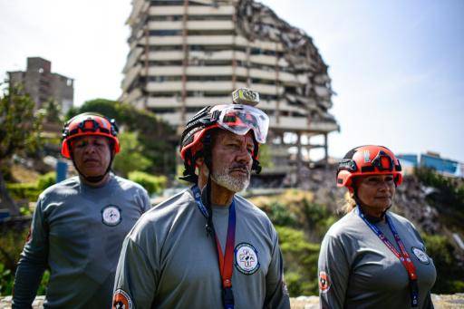 Miembros del Grupo de Rescate Unido de Venezuela (GRUV) inspeccionan una zona afectada por el terremoto del 24 de junio, evaluando estructuras colapsadas e identificando posibles peligros en Catia La Mar, Venezuela, el 4 de agosto de 2026.
