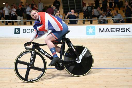 La ciclista Emma Finucane se envuelve en la bandera británica tras imponerse en la final de esprint del Campeonato del Mundo, en Ballerup, Dinamarca, el 18 de octubre de 2024