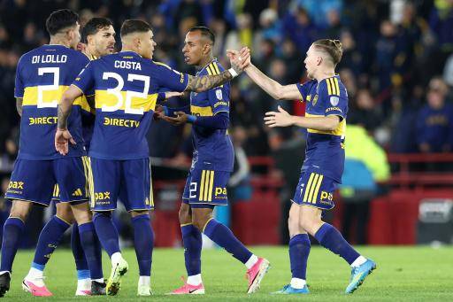 El volante Santiago Ascacíbar (D) celebra con sus compañeros su gol para Boca Juniors ante el Deportivo Recoleta en partido de ida de octavos de final de la Copa Sudamericana jugado el 11 de agosto de 2026 en Buenos Aires