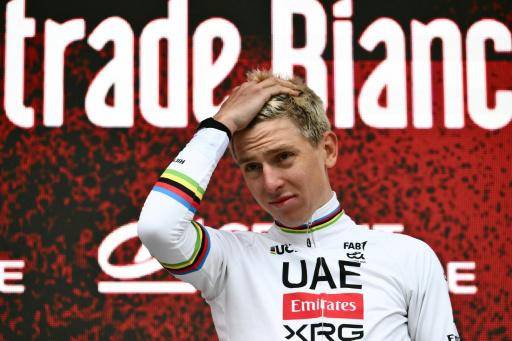 El ciclista esloveno Tadej Pogacar sobre el podio tras su victoria en la Strade Bianche, el 7 de marzo de 2026 en Siena