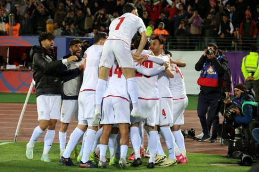 Los futbolistas de la selección de Irán festejan un gol marcado a Uzbekistán en un partido clasificatorio para el Mundial, en Teherán, el 25 de marzo de 2025