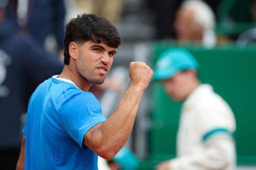 El tenista español Carlos Alcaraz celebra su vuictoria contra el argentino Sebastián Báez en la segunda ronda del Masters de Montecarlo, el 7 de abril de 2026 en Mónaco