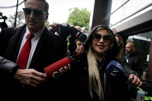Verónica Ojeda, ex pareja de Diego Maradona y madre de su hijo Diego Fernando, llega con su abogado y pareja, Mario Baudry, al tribunal de San Isidro, en Argentina, donde se celebra el juicio por la muerte del exfutbolista el 8 de octubre de 2026