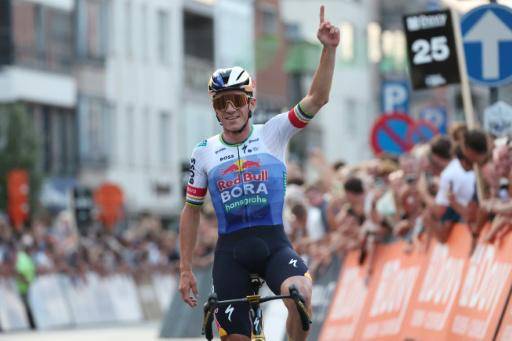 El corredor belga del Red Bull-BORA-hansgrohe, Remco Evenepoel, logra la victoria en la carrera 'Natourcriterium Roeselare', en Roeselare (Bélgica), el 28 de julio de 2026