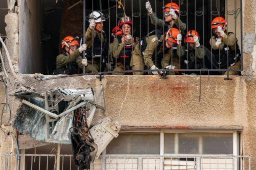 Las fuerzas de seguridad y socorristas israelíes examinan un edificio alcanzado por un atauqe iraní el 15 de marzo de 2026 en el barrio residencial de Bnei-Brak, al este de Tel Aviv