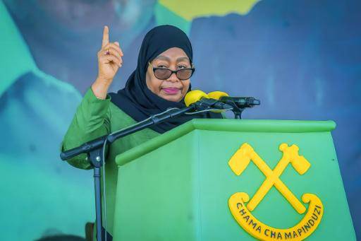 La presidenta tanzana, Samia Suluhu Hassan, habla durante el mitin de cierre de la campaña electoral, el 28 de octubre de 2025 en Mwanza (Tanzania)