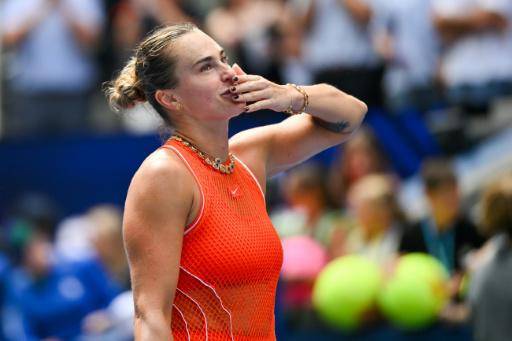 La bielorrusa Aryna Sabalenka saluda al público tras su victoria en el US Open el 4 de septiembre de 2026