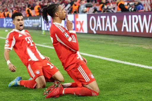 El volante francés del Bayern de Múnich, Michael Olise (derecha), celebra el 4-3 junto al colombiano Luis Díaz, en la vuelta de cuartos de Champions en el Allianz Arena de Múnich, el 15 de abril de 2026