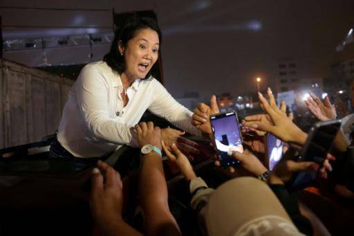La candidata a la presidencia de Perú Keiko Fujimori, del partido Fuerza Popular, saluda a los asistentes a un acto de campaña en Ventanilla el 2 de abril de 2026