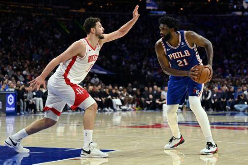 Joel Embiid, de los Philadelphia 76ers, defendido por Alperen Sengun, de los Houston Rockets, en el partido del 22 de enero de 2026