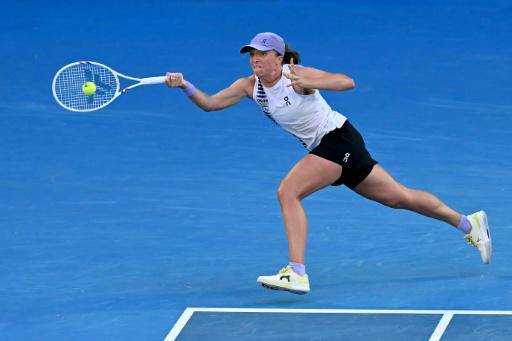 La tenista polaca Iga Swiatek golpea una bola durante su partido contra la australiana Maddison Inglis durante el partido de octavos de final del Abierto de Australia, el 26 de enero de 2026 en Melbourne