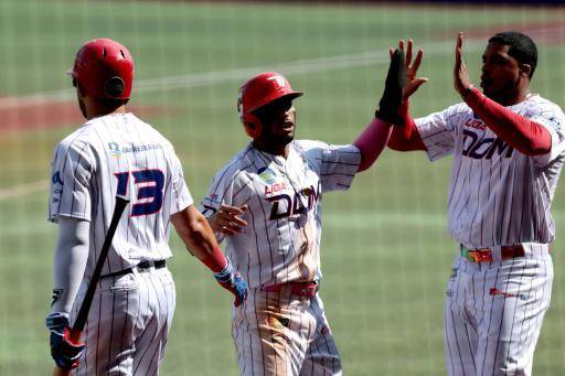 Gustavo Núñez (centro), de los Leones del Escogido de República Dominicana, celebra con sus compañeros en la primera entrada tras anotar una carrera durante el tercer partido del torneo de béisbol de la Serie del Caribe contra los Cangrejeros de Santurce, en el Estadio Panamericano de Jalisco, México, el 2 de febrero de 2026