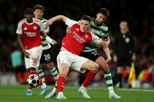 El delantero sueco del Arsenal, Viktor Gyökeres, protege el balón ante la presión del defensor portugués del Sporting de Lisboa Gonçalo Inacio, en la vuelta de cuartos de Champions en el Emirates Stadium de Londres, el 15 de abril de 2026