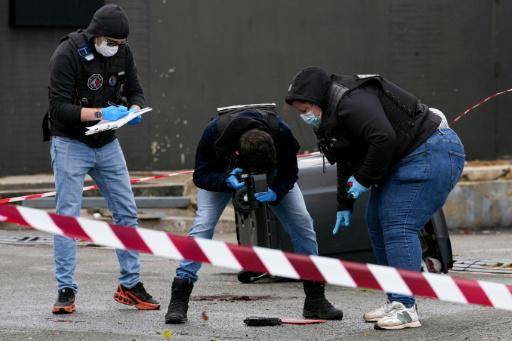 Agentes de la policía científica toman imágenes en el lugar donde un hombre disparó desde su automóvil y mató a una persona, el 23 de octubre de 2026 en la localidad francesa de Trappes, cerca de París