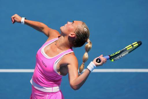 La checa Sara Bejlek sirve durante los cuartos de final del WTA 1000 de Cincinnati ante Madison Keys el 21 de agosto de 2026