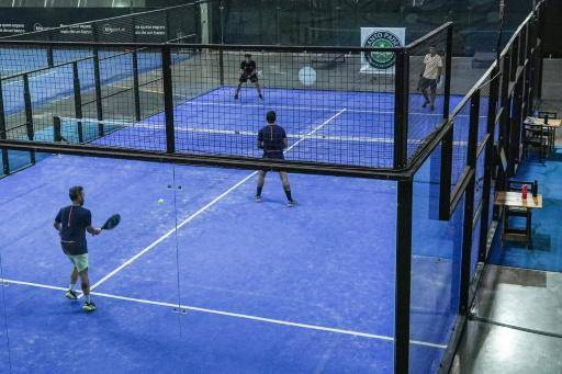 Personas juegan un partido de pádel en una pista de Sao Paulo, Brasil, el 27 de marzo de 2026
