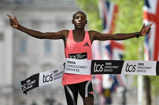 El keniano Sabastian Sawe cruza la línea de meta en el maratón de Londres, convirtiéndose en el primer hombre en finalizar la distancia en menos de dos horas, el 26 de abril de 2026 en Londres