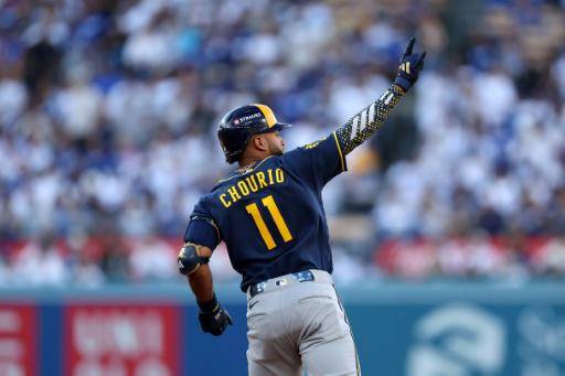 El venezolano Jackson Chourio celebra un jonrón con los Cerveceros de Milwaukee ante los Dodgers de Los Ángeles el 14 de octubre de 2026