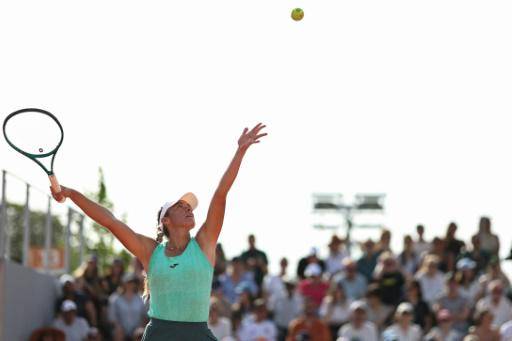 La argentina Solana Sierra al servicio ante la británica Emma Raducanu en primera ronda de Roland Garros, en París, el 24 de mayo de 2026