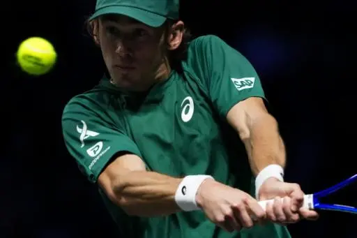 El tenista australiano Álex de Miñaur se prepara para golpear una pelota durante su duelo contra el kazajo Alexander Bublik durante los cuartos de final del Masters 1000 de París, el 31 de octubre de 2025 en La Défense Arena