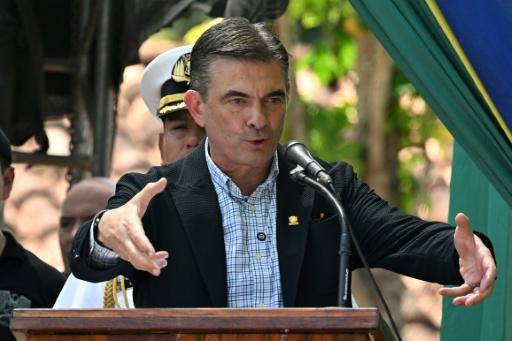 El presidente boliviano, Rodrigo Paz, da un discurso durante un acto público el 13 de agosto de 2026 en Guayaramerin, al norte de Bolivia, en la frontera brasileña