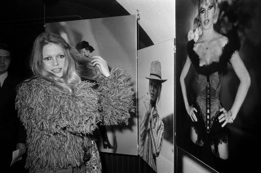 La actriz francesa Brigitte Bardot inaugura la exposición 100 fotos de Brigitte Bardot en París el 6 de diciembre de 1971