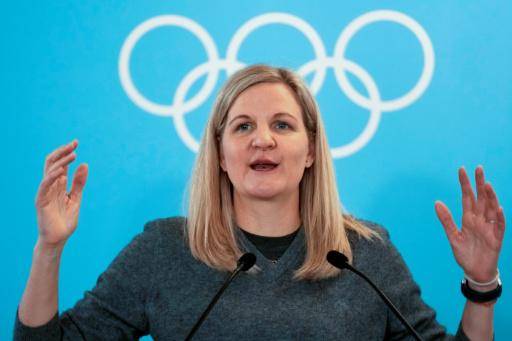 La presidenta del COI, Kirsty Coventry, pronuncia su discurso durante la sesión del COI en los Juegos de Invierno de Milán-Cortina 2026, en Milán, el 22 de febrero de 2026