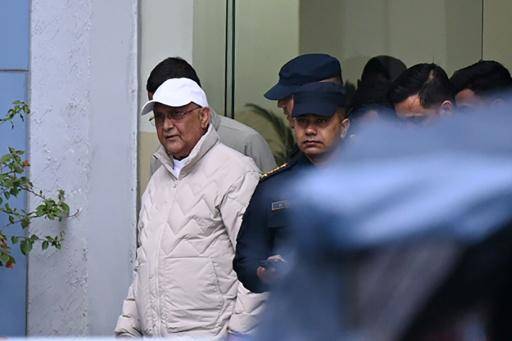 El ex primer ministro KP Sharma Oli (izq) es escoltado por policías nepalíes desde una comisaría a un hospital tras su arresto, el 28 de marzo de 2026 en Katmandú
