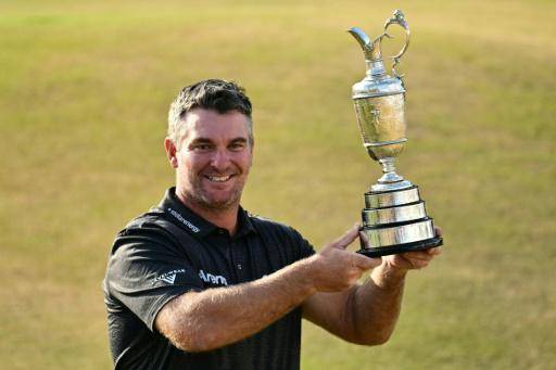 El neozelandés Ryan Fox pasa con el trofeo de campeón del Abierto Británico de golf. En el Royal Birkdale Golf Club, cerca de Southport (noroeste de Inglaterra), el 19 de julio de 2026