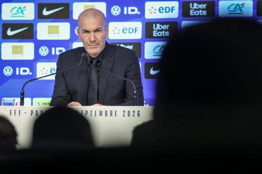 El DT de la selección francesa, Zinedine Zidane, durante la conferencia de prensa posterior al anuncio de su primera nómina con los Bleus, en la sede de la Federación Frnancesa de Fútbol (FFF), en París, el 18 de septiembre de 2026