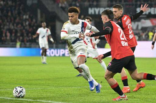El delantero del PSG Desire Doue (centro) en acción durante el partido de Ligue 1 contra el Rennes, en el Estadio Roazhon Park de Rennes, oeste de Francia, el 13 de febrero de 2026