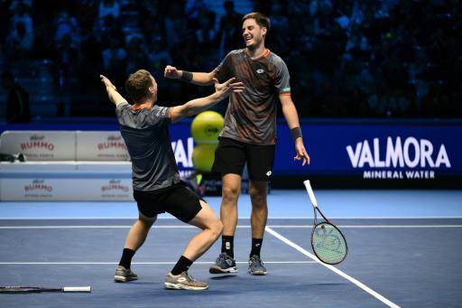 El británico Henry Patten y el finlandés Harri Heliovaara después de su victoria en el Masters ATP, el 16 de noviembre de 2025 en Turín