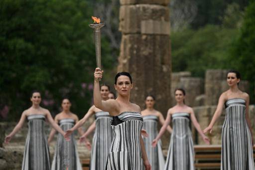 La actriz griega Mary Mina, interpretenado el papel de Suma Sacerdotisa, sostiene la llama olímpica durante la ceremonia de encendido de la antorcha de los Juegos de París, el 16 de abril de 2024 en Olimpia, al sur de Grecia