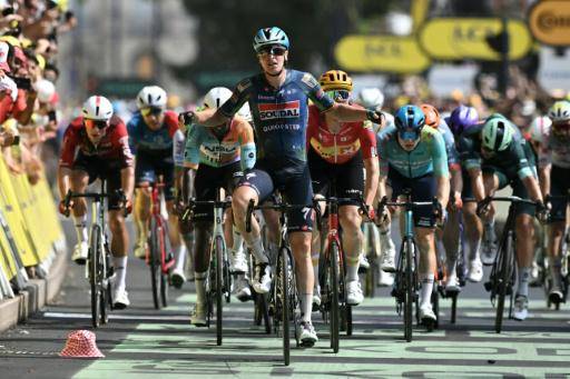 El corredor belga del Soudal Quick-Step, Tim Merlier, rebasa la línea de meta para ganar la 7ª etapa del Tour de Francia, entre Hagetmau y Burdeos, en el suroeste de Francia, el 10 de julio de 2026