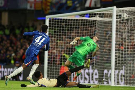 El delantero brasileño del Chelsea Estêvão marca ante el Barcelona, el 25 de noviembre de 2025 en Stamford Bridge (Londres), en la quinta jornada de la Liga de Campeones