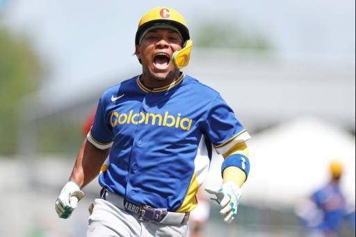 El colombiano Michael Arroyo celebra su carrera frente a Panamá en el Clásico Mundial de béisbol el 9 de marzo de 2026