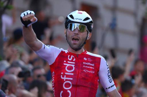 El francés Benjamin Thomas cruza la línea en primer lugar en la quinta etapa del Giro de Italia. En Lucca (Toscana), el 8 de mayo de 2024