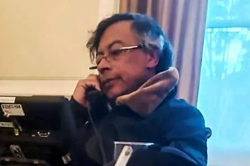 El presidente colombiano, Gustavo Petro, habla por teléfono con su homólogo estadounidense, Donald Trump, el 7 de enero de 2026 en el palacio de Nariño, en Bogotá, una imagen tomada de un vídeo divulgada por la presidencia de Colombia