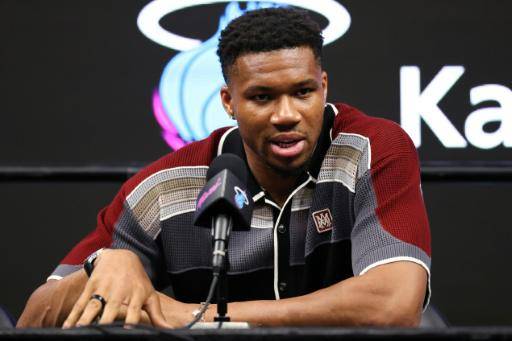 Giannis Antetokounmpo durante su rueda de prensa de presentación como jugador de los Miami Heat el 16 de julio de 2026