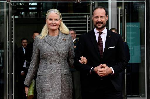 John MacDougall | La princesa Mette-Marit y el príncipe Haakon posan para las cámaras a su llegada a una recepción diplomática, el 21 de octubre de 2024 en Berlín