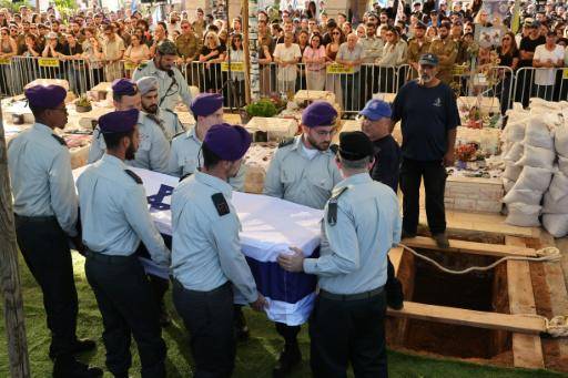Varios militares israelíes sostienen el féretro del capitan médico Ori Yosef Silvester, de 30 años, muerto en el sur del Líbano, el 2 de junio de 2026 durante su funeral en un cementerio de Petaj Tikva, en el centro de Israel