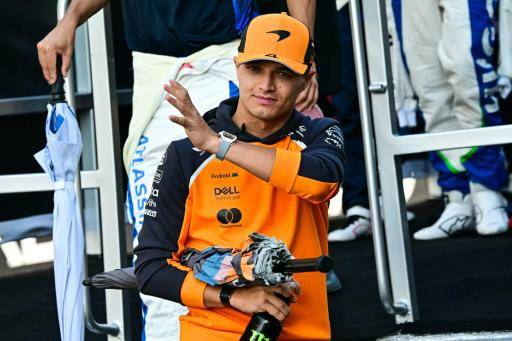 El piloto británico de McLaren Lando Norris saluda antes del inicio del desfile de pilotos previo al Gran Premio de Abu Dabi, en el circuito Yas Marina, el 7 de diciembre de 2025