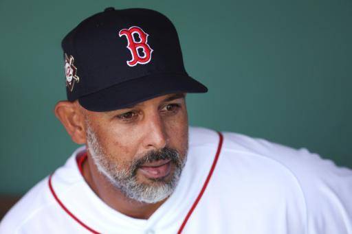 El mánager de los Boston Red Sox, Alex Cora, observa antes del partido entre los Red Sox y los Minnesota Twins en el Día Inaugural en el Fenway Park de Boston, Massachusetts. Todos los jugadores llevan el número 42 en honor al Día de Jackie Robinson, el 15 de abril de 2022