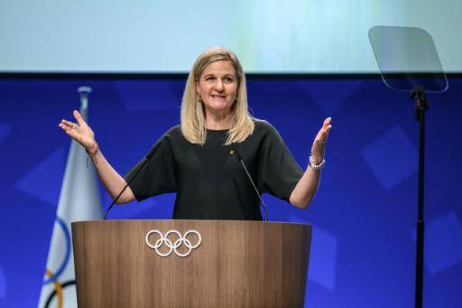 Kirsty Coventry, presidenta del Comité Olímpico Internacional, abre una sesión del organismo el 24 de junio de 2026 en Lausana