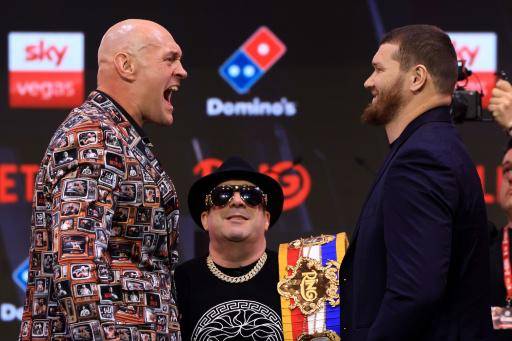 El boxeador británico Tyson Fury se encara con el ruso Arslanbek Makhmudov durante una conferencia de prensa en el centro de Londres, el 9 de abril de 2026