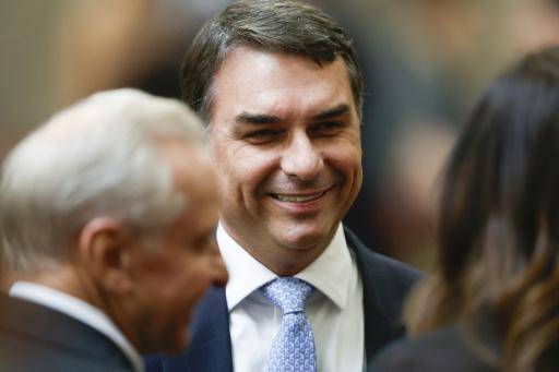 Sergio Lima/ AFP | El aspirante y senador a la presidencia de Brasil Flávio Bolsonaro, hijo del expresidente Jair Bolsonaro, asiste a la jura de Nunes Marques como presidente del Tribunal Superior Electoral, en Brasilia, el 12 de mayo de 2026.