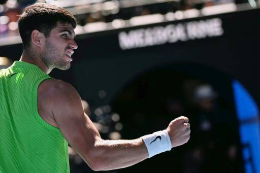 El español Carlos Alcaraz reacciona en su partido del Abierto de Australia contra el alemán Yannick Hanfmann